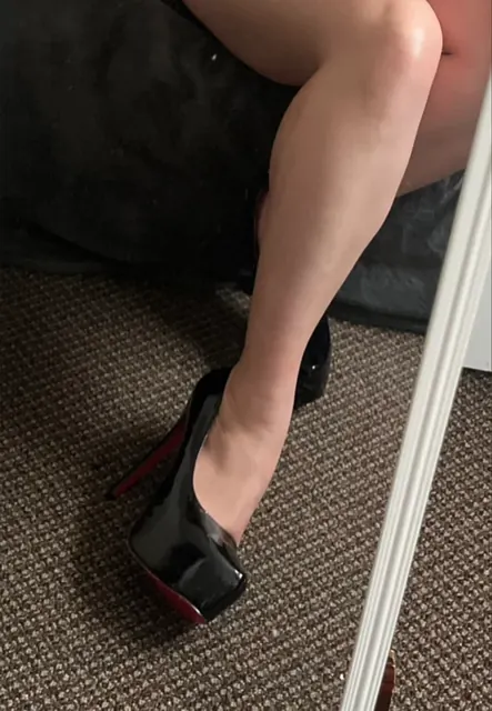 Housewife Kay OnlyFans curvy creator