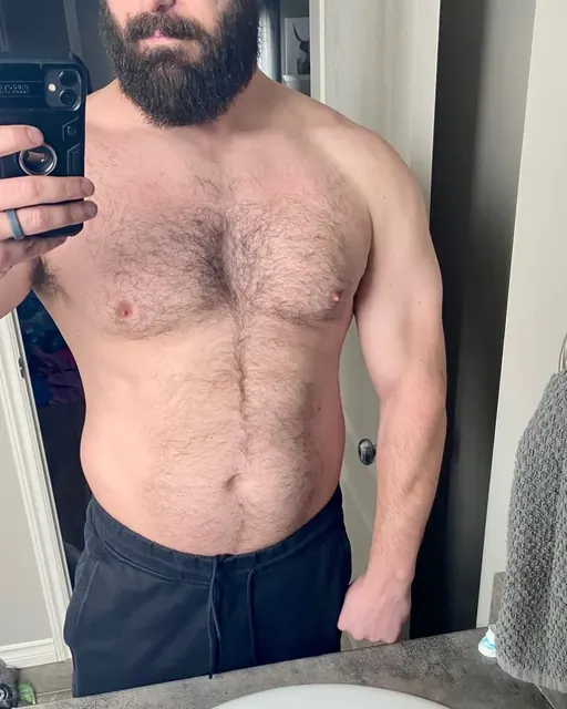 Hungherofree OnlyFans creator with dadbod appeal