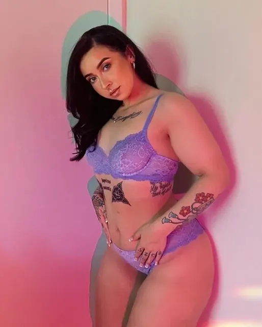 Liz OnlyFans creator showcasing her spicy side