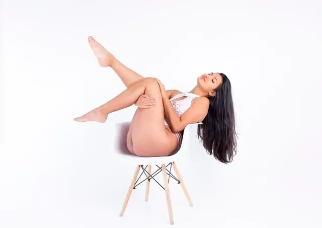 Iris West OnlyFans curvy creator