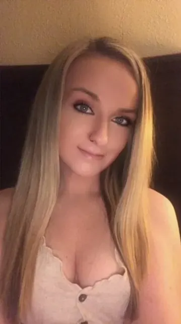 Itsjustariell OnlyFans sexy blonde