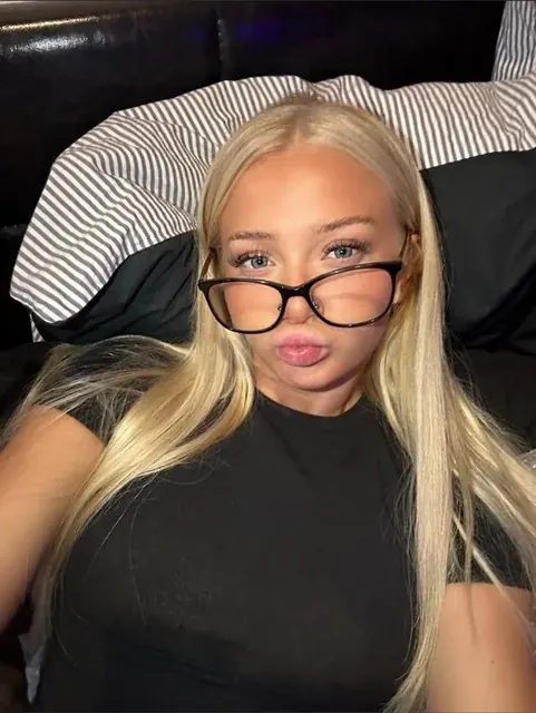 HOLLIE CHAMBERLAIN OnlyFans creator with exclusive content