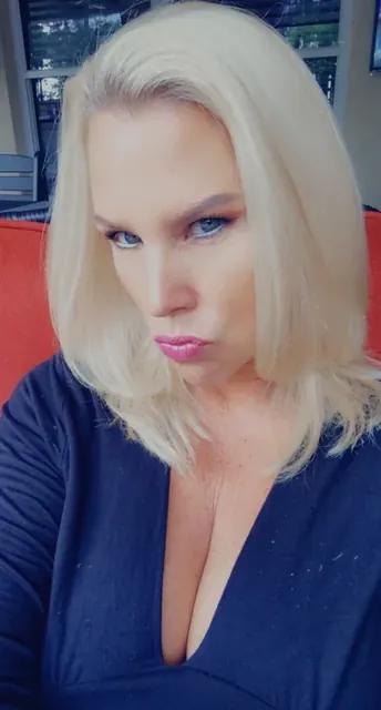 Jennyjizzxxx OnlyFans creator with engaging content