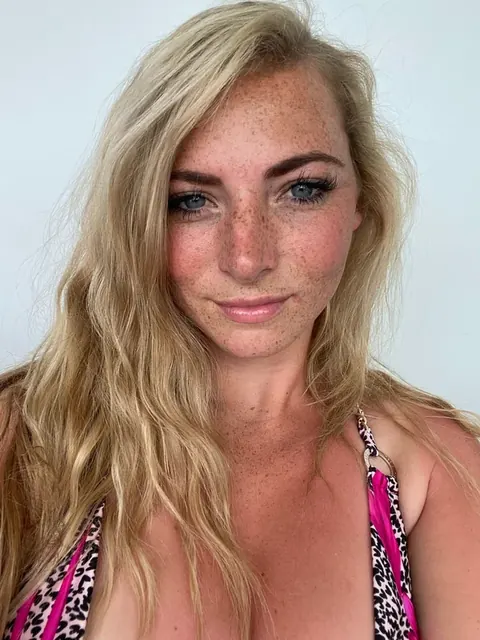 Becky Houzé OnlyFans dairy farmer lifestyle
