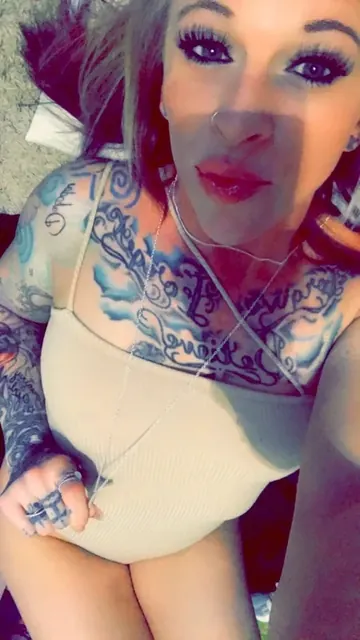 Jlee1313 OnlyFans glamorous tattooed blonde