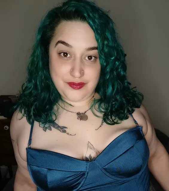 • • OnlyFans Curvy Creator