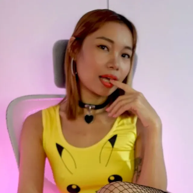 Julia Leung OnlyFans creator showcasing her authentic body