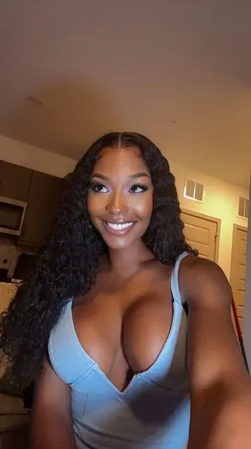 Kammykreamz OnlyFans with curvy figure