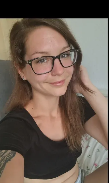 Kassia_Free OnlyFans with glasses