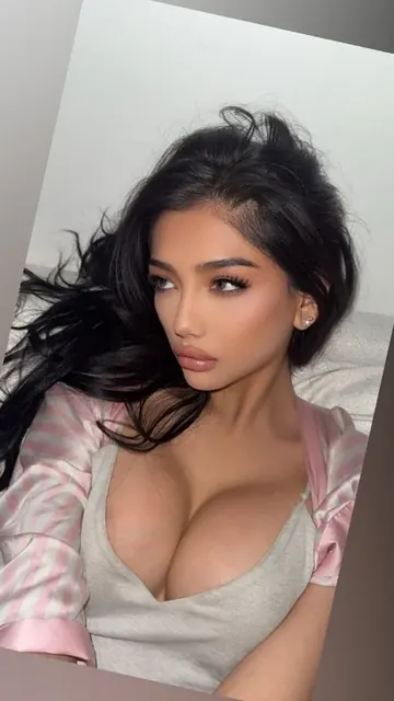 🎀 OnlyFans creator with glamorous appearance