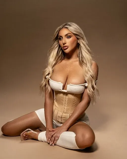Kayley Gunner OnlyFans Glamour Model