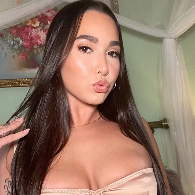 Karlee Grey OnlyFans creator with engaging content