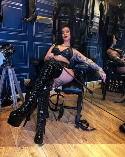 Khloedeville OnlyFans tattooed model