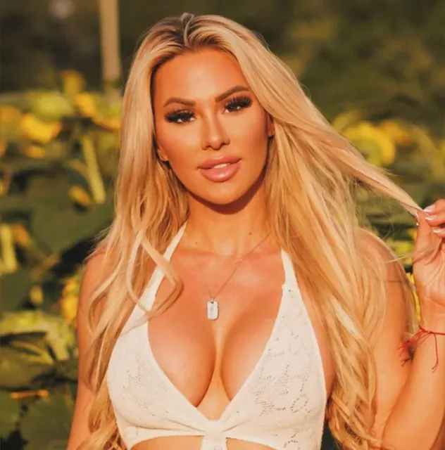 Kindly Myers OnlyFans glamour model