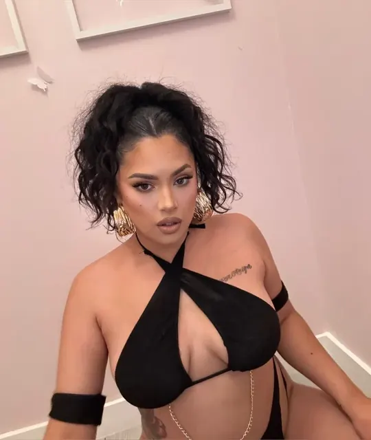 Kitty V OnlyFans creator with enticing content.