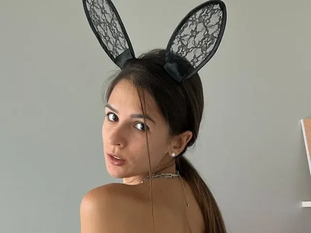 Kira OnlyFans creator with captivating personality