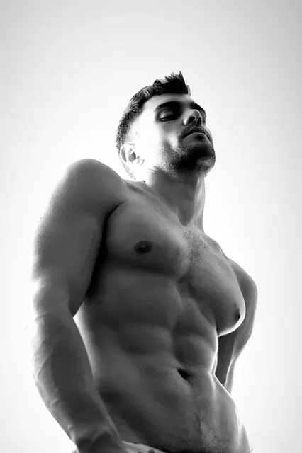klwhick OnlyFans male creator with muscular physique