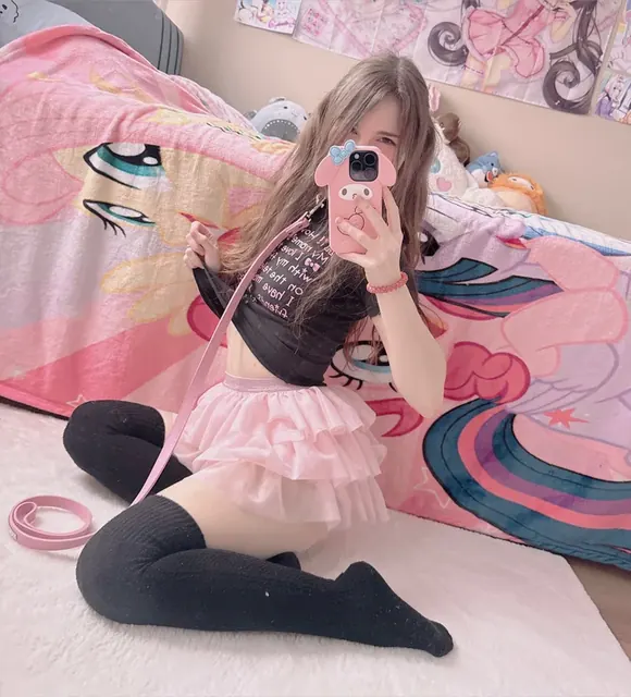 Princess Lily >~< OnlyFans creator with charming content.