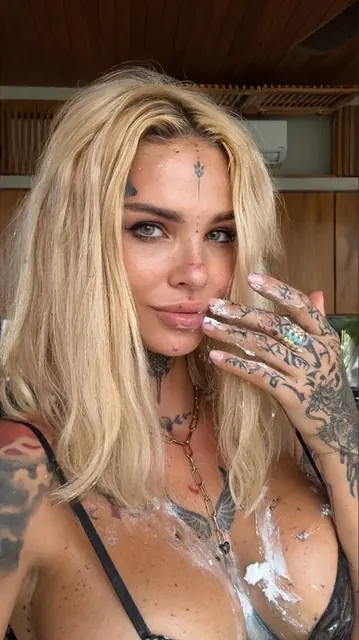 Oksana OnlyFans creator sensual art