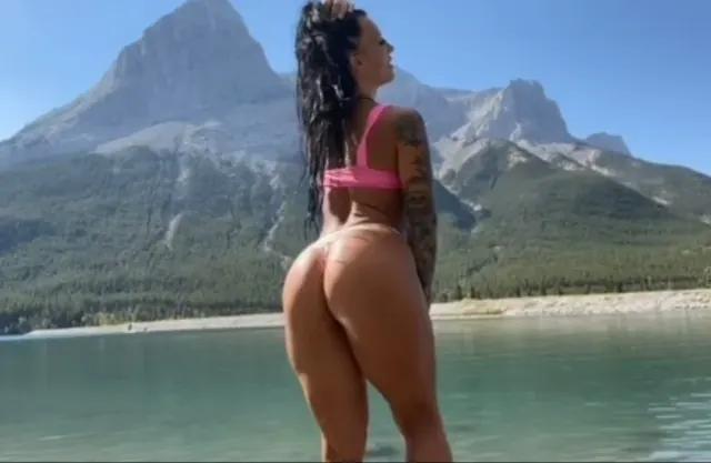 K OnlyFans creator with natural charm