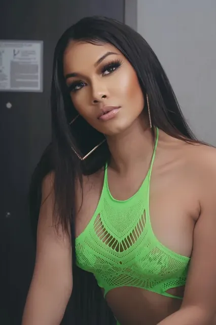 Kyrabanxxz OnlyFans profile with glamorous appearance