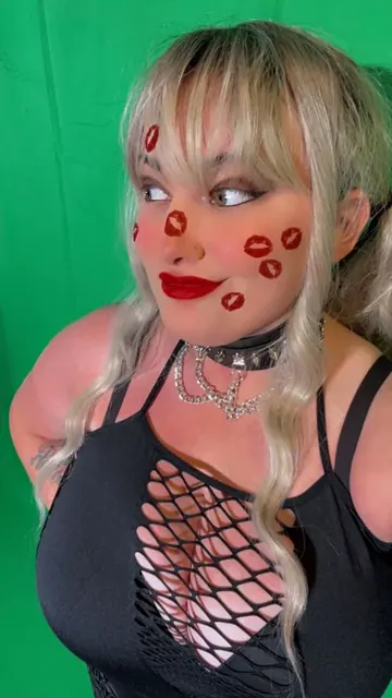 Laviz OnlyFans goth lingerie creator