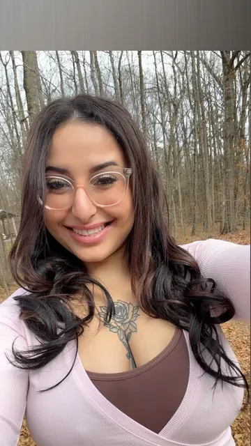 Layla Lovely OnlyFans profile picture - captivating creator
