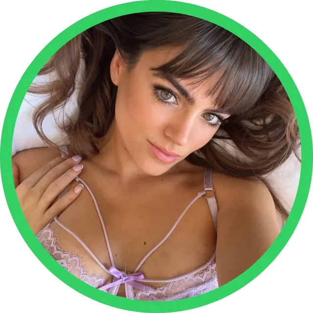 Leah OnlyFans fun-sized creator from the UK
