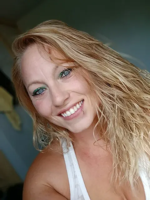 Leigh OnlyFans blonde creator