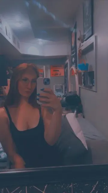 Leighlee11 OnlyFans profile with gorgeous blue eyes