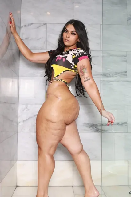Lenaluxxe OnlyFans Curvy Creator