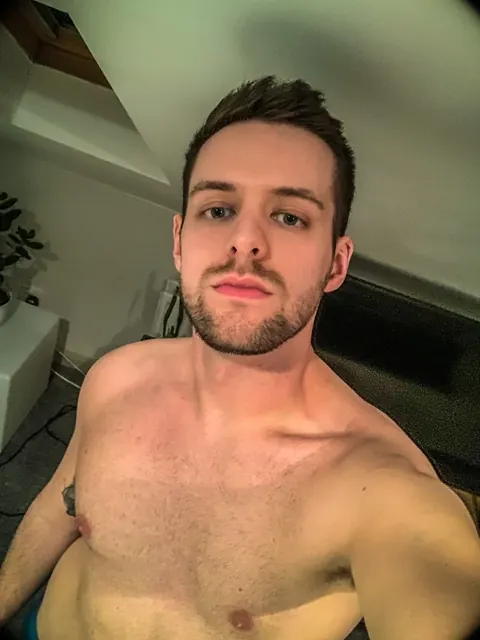 Lewislatex OnlyFans creator showcasing versatile kink