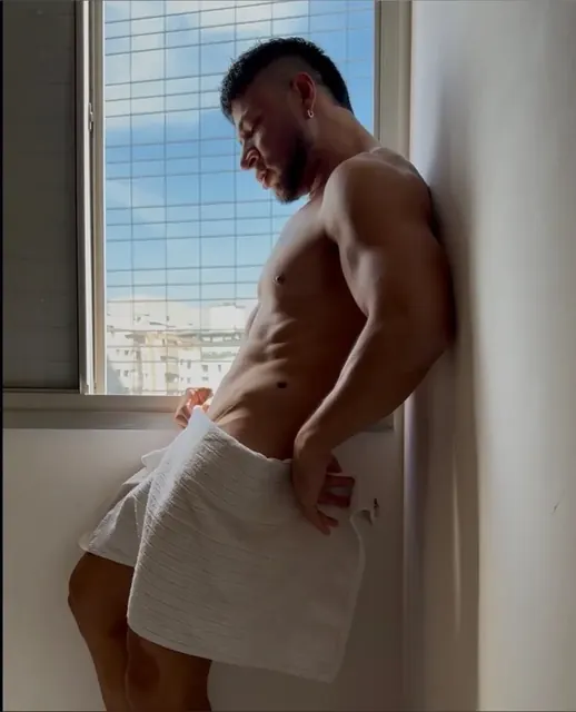 % OnlyFans muscular Argentinian creator