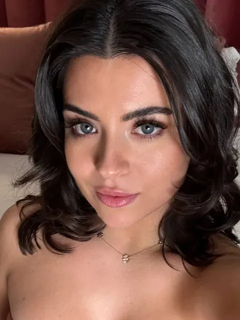 Lily Fiore OnlyFans brunette creator