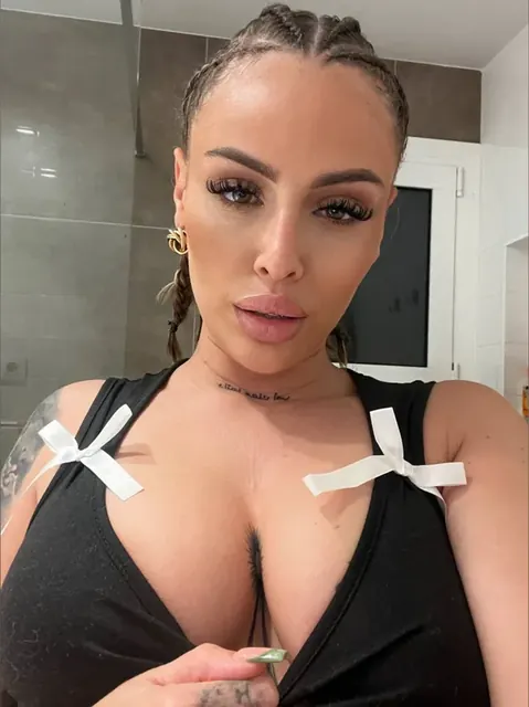 Lilymyst OnlyFans Spanish creator with captivating charm