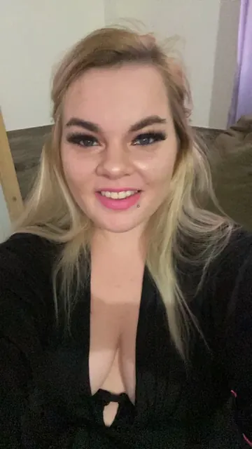 Lindsey Mae OnlyFans beautiful bombshell
