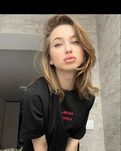 Lisa OnlyFans slim brunette