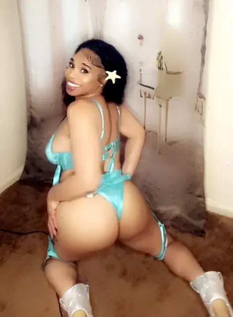 Lisastayhard⭐️⭐️⭐️⭐️⭐️ OnlyFans creator with black hair