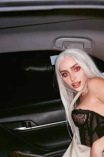 Naomi Woods OnlyFans creator with exclusive content