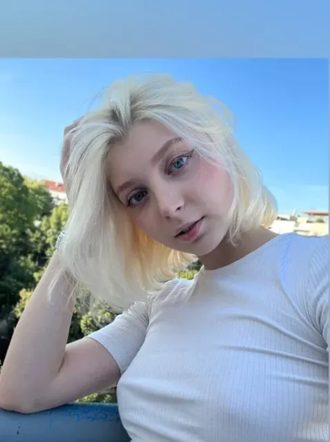 Emili OnlyFans cute girl