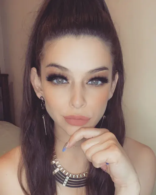 LJ OnlyFans glamorous brunette creator
