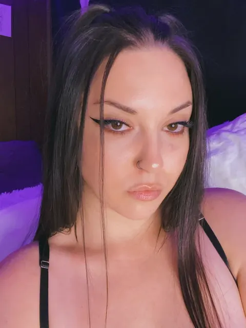 Vanessa Hughes OnlyFans Pierced Brunette