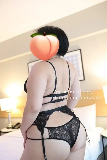 Lookpeachbbwvip OnlyFans creator with a big personality