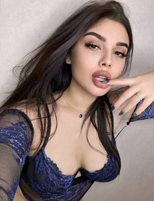 AnnaRED OnlyFans creator with a natural body