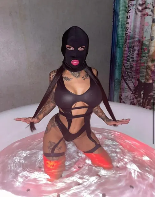 Lya la pirate OnlyFans tattooed creator