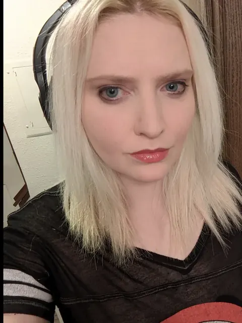 Lyz.xo on OnlyFans, outgoing and friendly.