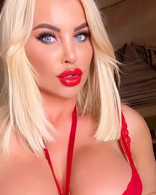 Mándity Izabella OnlyFans Glamour Model