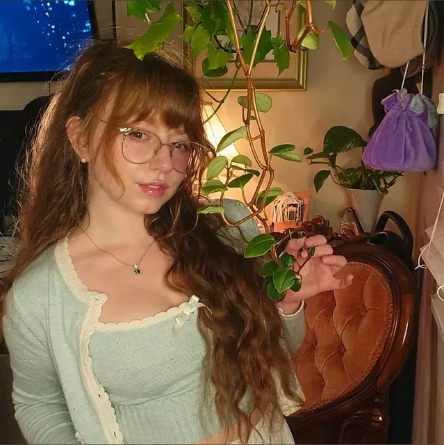 MandyFrizzle OnlyFans creator with engaging videos