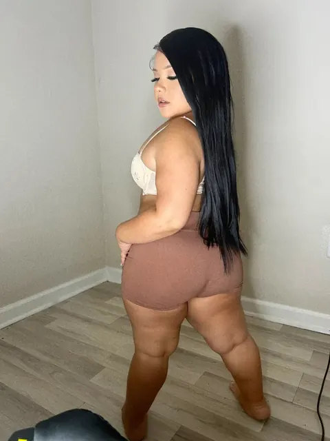 Marie Midget OnlyFans creator with pure attitude