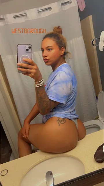 Marii OnlyFans tattooed and curvy Latina